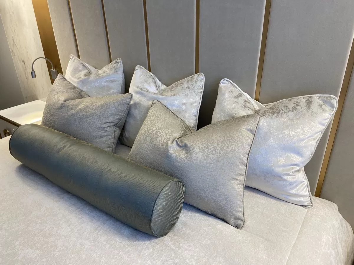 Комплект подушек и покрывало на шениле