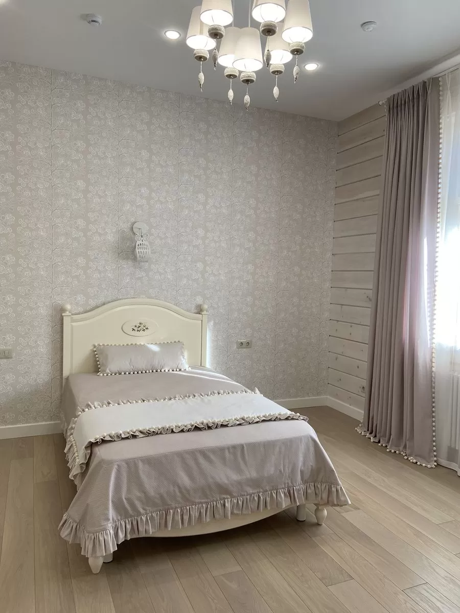 Покрывало с рюшами и портьеры с бахромой и тюлем на ручной складке